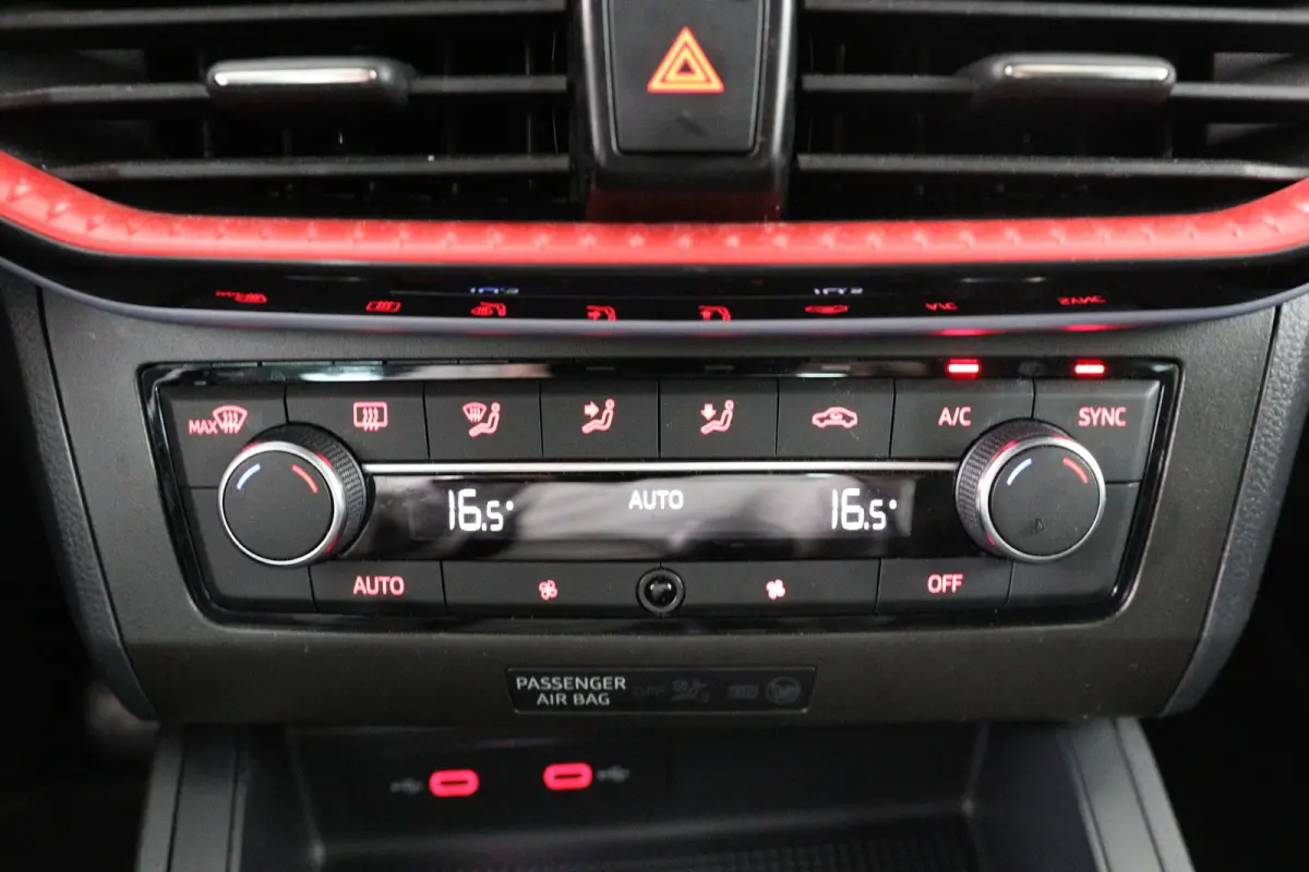 1.0 TSI FR | LED | Clima | Apple Carplay/Android Auto | Parkeersensoren V+A | Cruise | Lichtmetalen Velgen