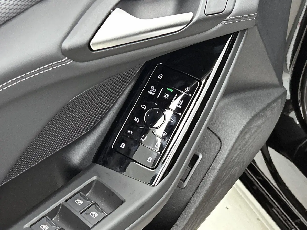 S edition 83 kWh | Trekhaak | Stuurverwarming | Stoelverwarming | Getint Glas |