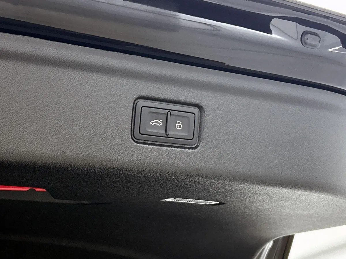 S edition 83 kWh | Trekhaak | Stuurverwarming | Stoelverwarming | Getint Glas |