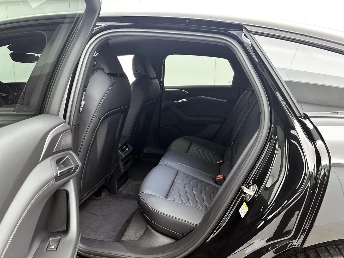 S edition 83 kWh | Trekhaak | Stuurverwarming | Stoelverwarming | Getint Glas |