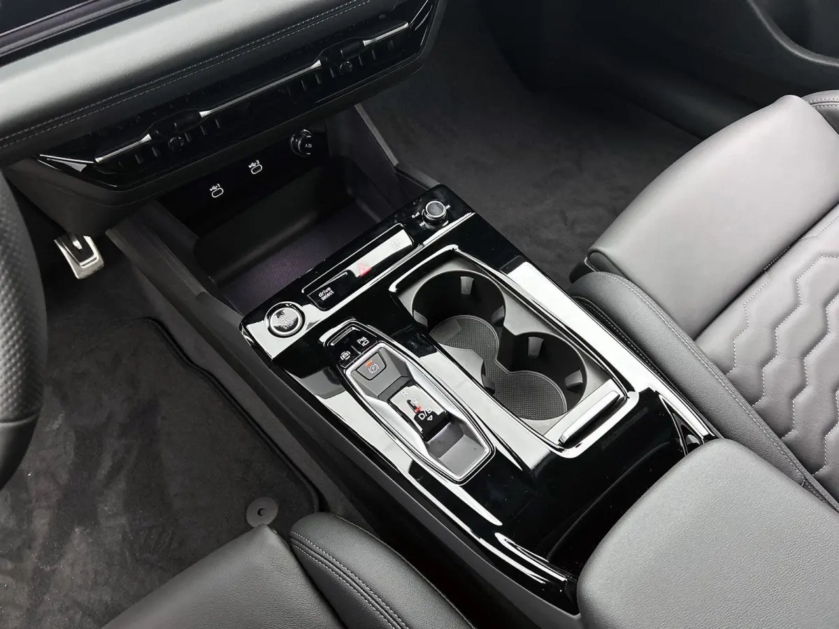 S edition 83 kWh | Trekhaak | Stuurverwarming | Stoelverwarming | Getint Glas |