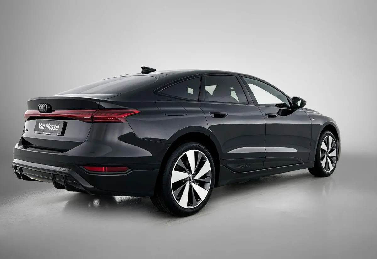 S edition 83 kWh | Trekhaak | Stuurverwarming | Stoelverwarming | Getint Glas |