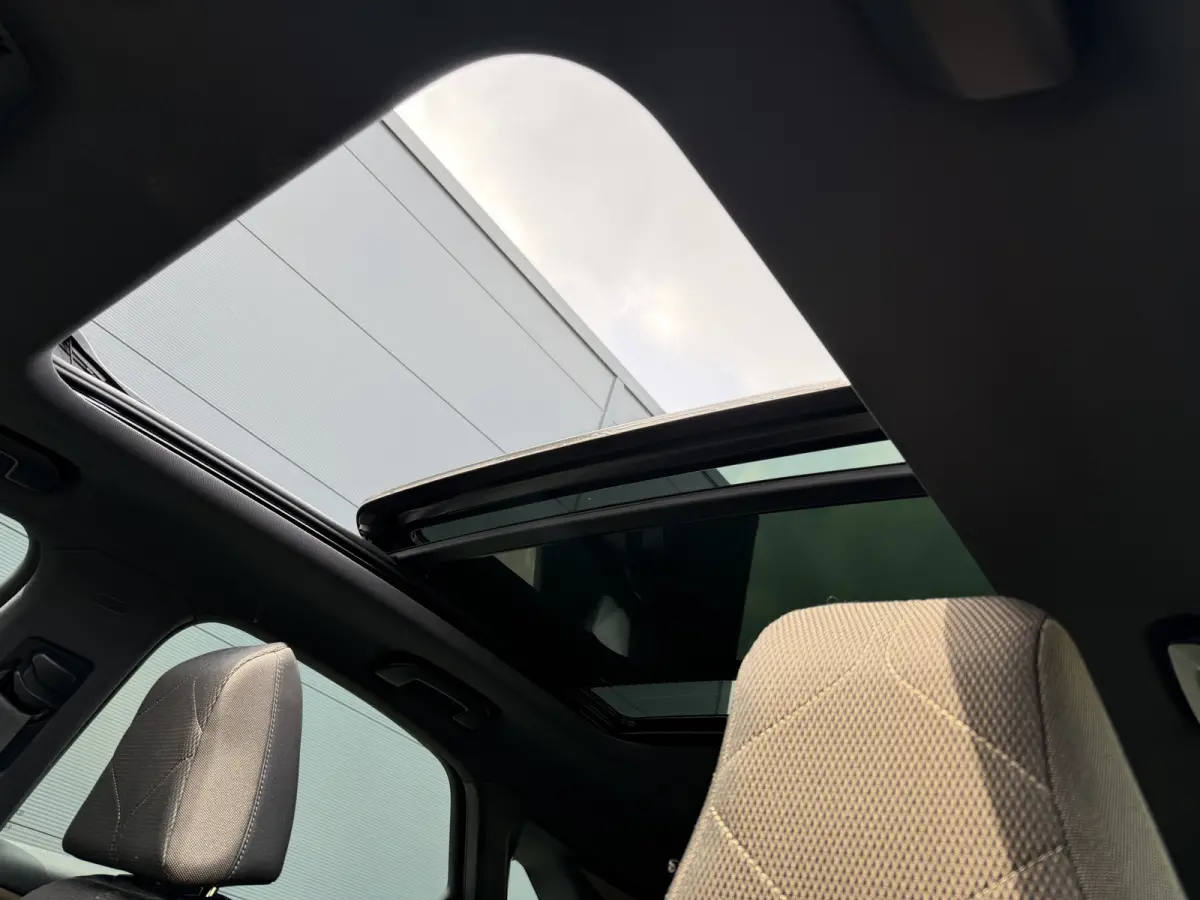 180pk So Chic (Elektrisch Schuifdak - Trekhaak - Focal Electra - Stoelverwarming - 20"- Camera - LED - Navigatie - Draadloos laden)