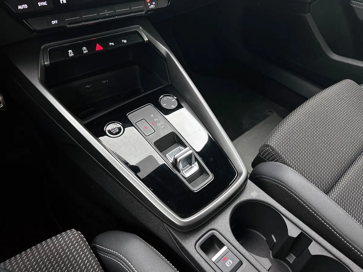30 TFSI S edition DEMO ! Navigatie Apple Carplay/Android Auto Parkeersensoren Adaptive Cruise Control Virtual Cockpit Climate Control Getinte ramen Lichtmetalen velgen