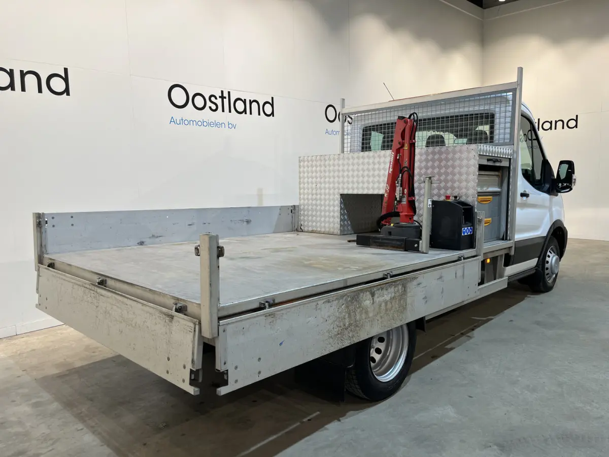350 2.0 TDCI L2 Trend RWD Open Laadbak / Maxilift kraan / Euro 6 / Trekhaak 3.000 KG / Dubbel Lucht / Airco / Cruise Control / 3-Zits / 67.000 KM !!