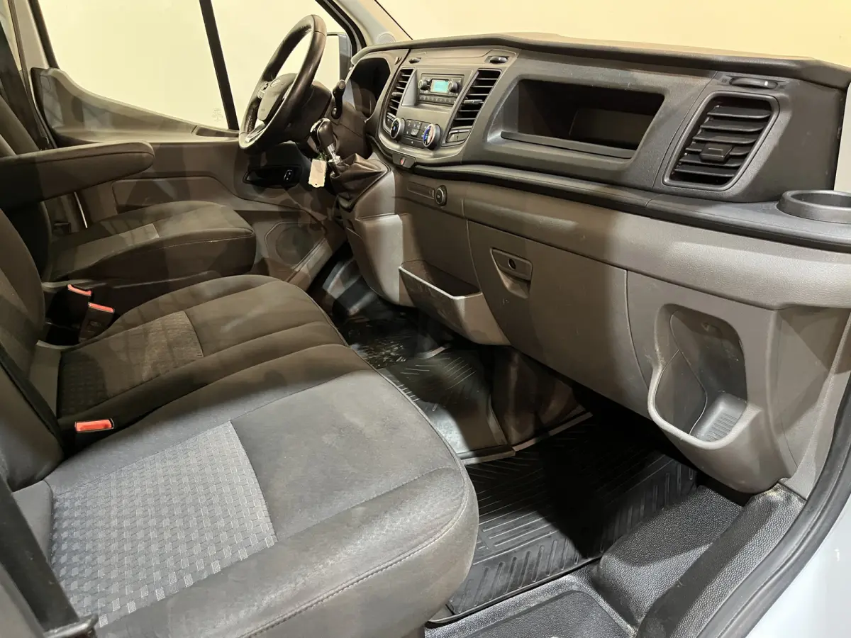 350 2.0 TDCI L2 Trend RWD Open Laadbak / Maxilift kraan / Euro 6 / Trekhaak 3.000 KG / Dubbel Lucht / Airco / Cruise Control / 3-Zits / 67.000 KM !!