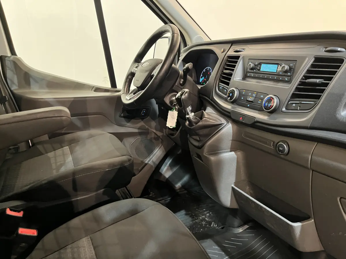 350 2.0 TDCI L2 Trend RWD Open Laadbak / Maxilift kraan / Euro 6 / Trekhaak 3.000 KG / Dubbel Lucht / Airco / Cruise Control / 3-Zits / 67.000 KM !!