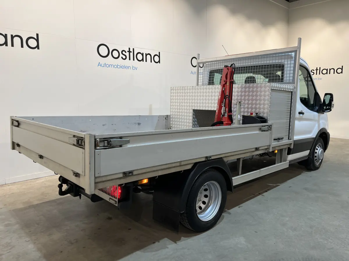 350 2.0 TDCI L2 Trend RWD Open Laadbak / Maxilift kraan / Euro 6 / Trekhaak 3.000 KG / Dubbel Lucht / Airco / Cruise Control / 3-Zits / 67.000 KM !!