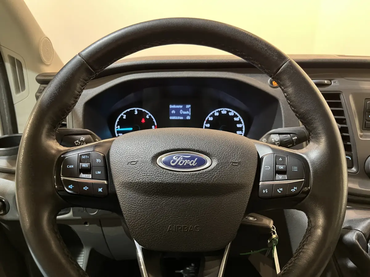 350 2.0 TDCI L2 Trend RWD Open Laadbak / Maxilift kraan / Euro 6 / Trekhaak 3.000 KG / Dubbel Lucht / Airco / Cruise Control / 3-Zits / 67.000 KM !!
