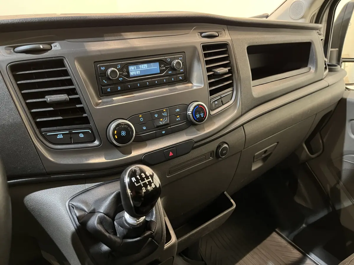 350 2.0 TDCI L2 Trend RWD Open Laadbak / Maxilift kraan / Euro 6 / Trekhaak 3.000 KG / Dubbel Lucht / Airco / Cruise Control / 3-Zits / 67.000 KM !!