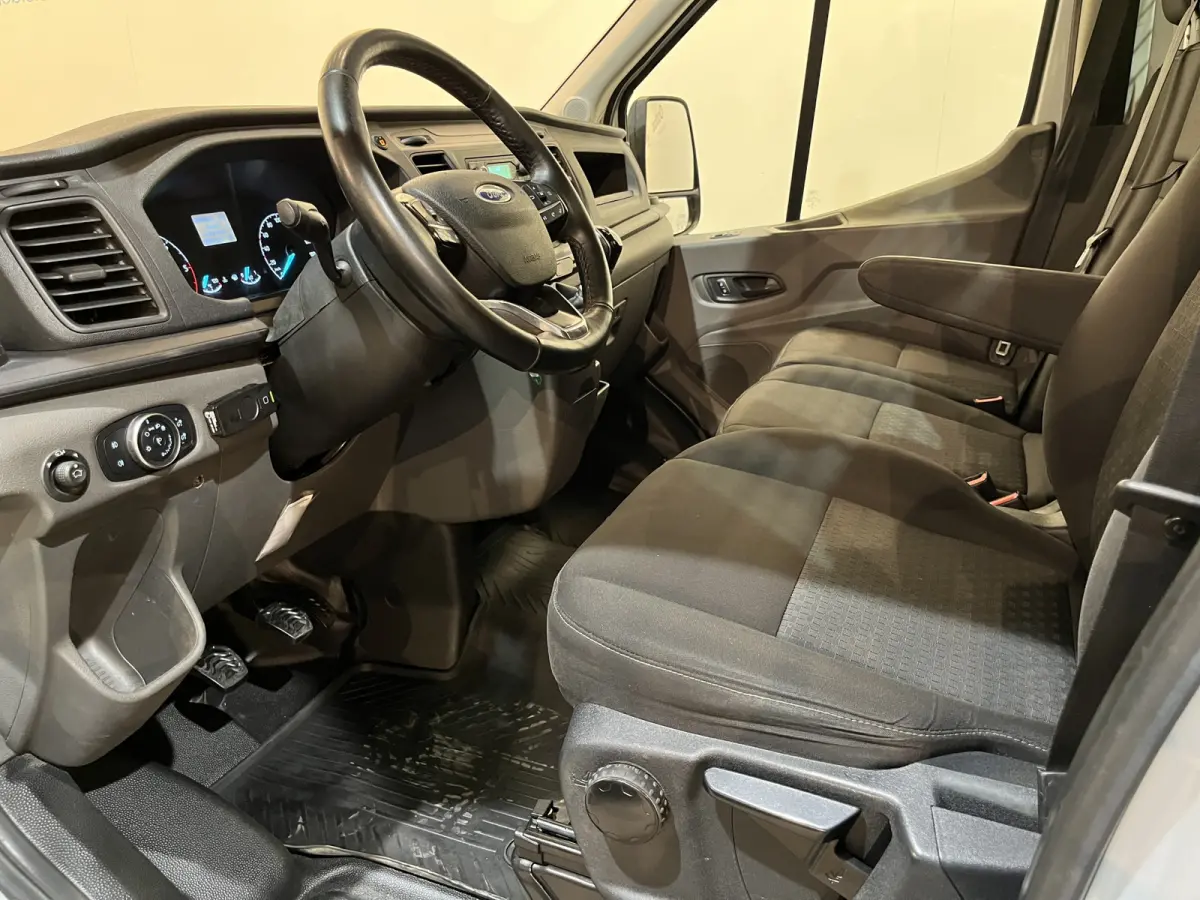 350 2.0 TDCI L2 Trend RWD Open Laadbak / Maxilift kraan / Euro 6 / Trekhaak 3.000 KG / Dubbel Lucht / Airco / Cruise Control / 3-Zits / 67.000 KM !!