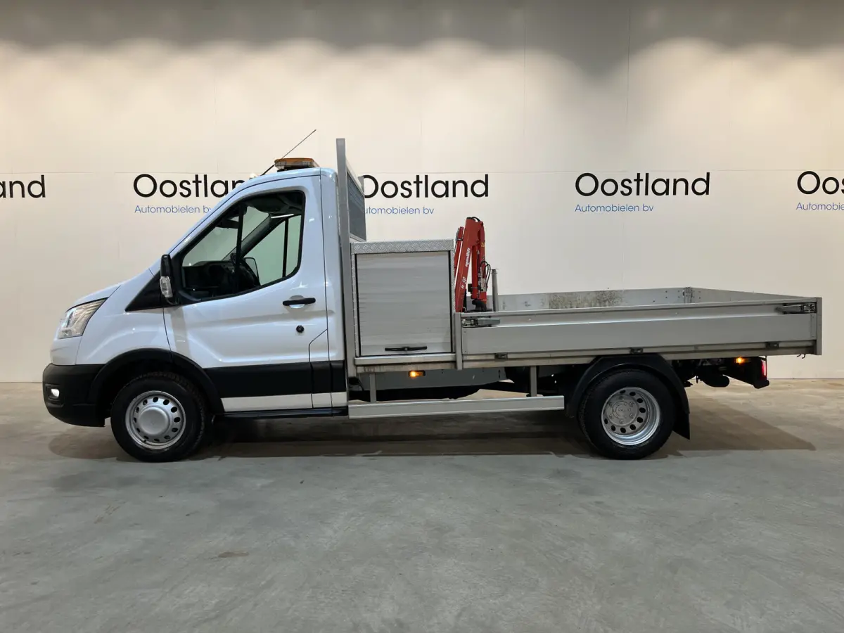 350 2.0 TDCI L2 Trend RWD Open Laadbak / Maxilift kraan / Euro 6 / Trekhaak 3.000 KG / Dubbel Lucht / Airco / Cruise Control / 3-Zits / 67.000 KM !!
