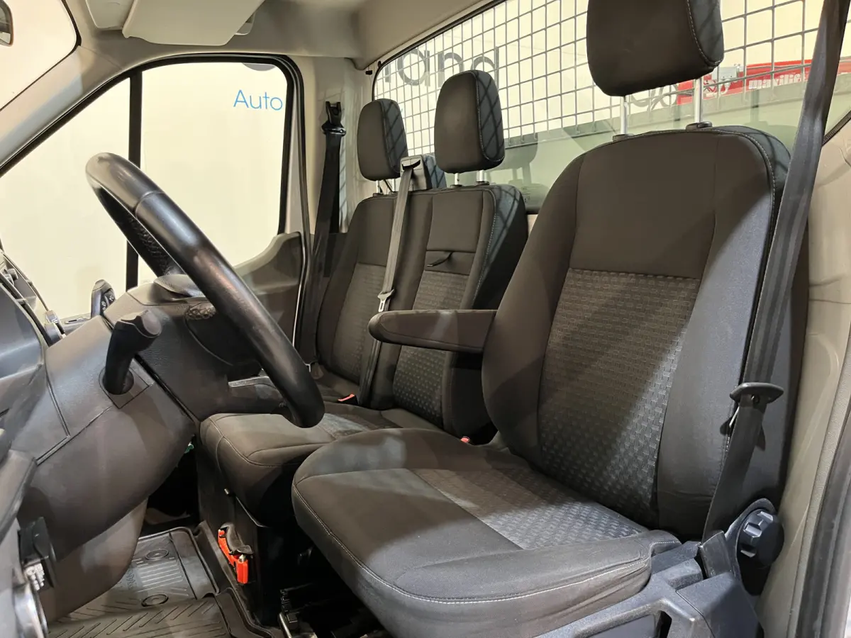 350 2.0 TDCI L2 Trend RWD Open Laadbak / Maxilift kraan / Euro 6 / Trekhaak 3.000 KG / Dubbel Lucht / Airco / Cruise Control / 3-Zits / 67.000 KM !!