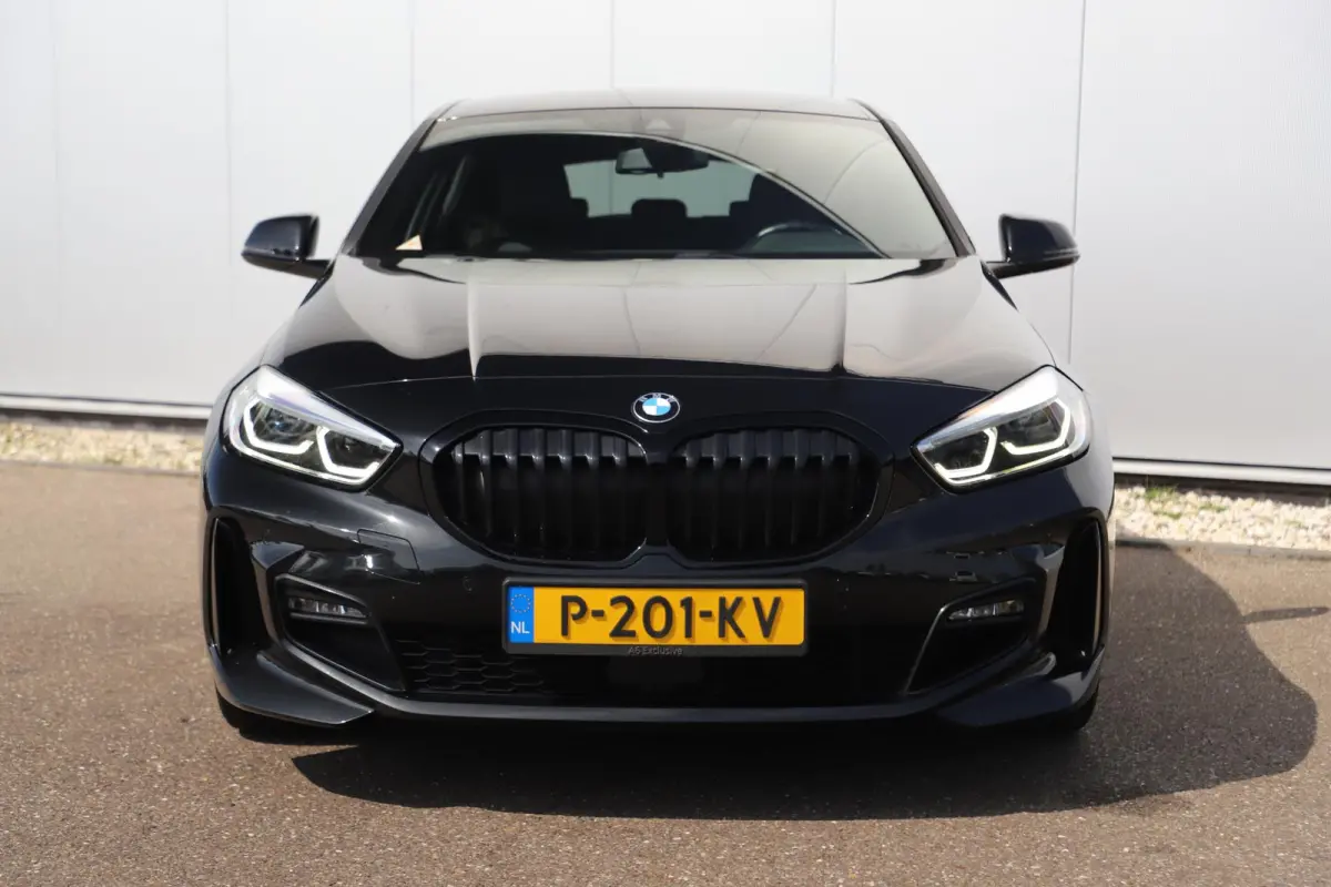 118i Business Edition M Sport Automaat Black Optic Virtual Cockpit Sfeerverlichting Navigatie Carplay Android Sportstoelen Clima Cruise PDC