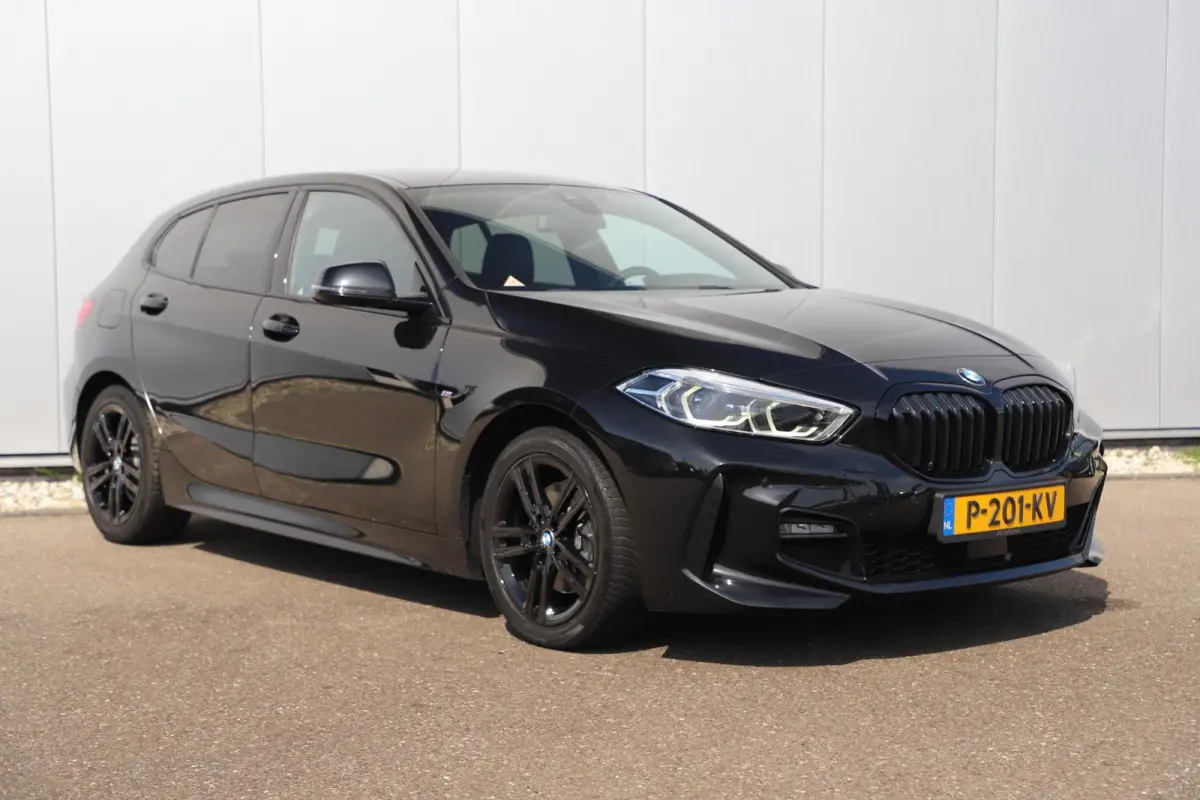 118i Business Edition M Sport Automaat Black Optic Virtual Cockpit Sfeerverlichting Navigatie Carplay Android Sportstoelen Clima Cruise PDC