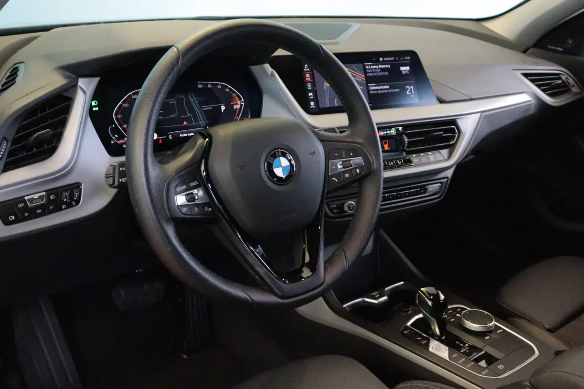 118i Introduction Edition Automaat | NAVI | CLIMA | CAMERA + PDC | CRUISE | HARMAN / KARDON AUDIO |