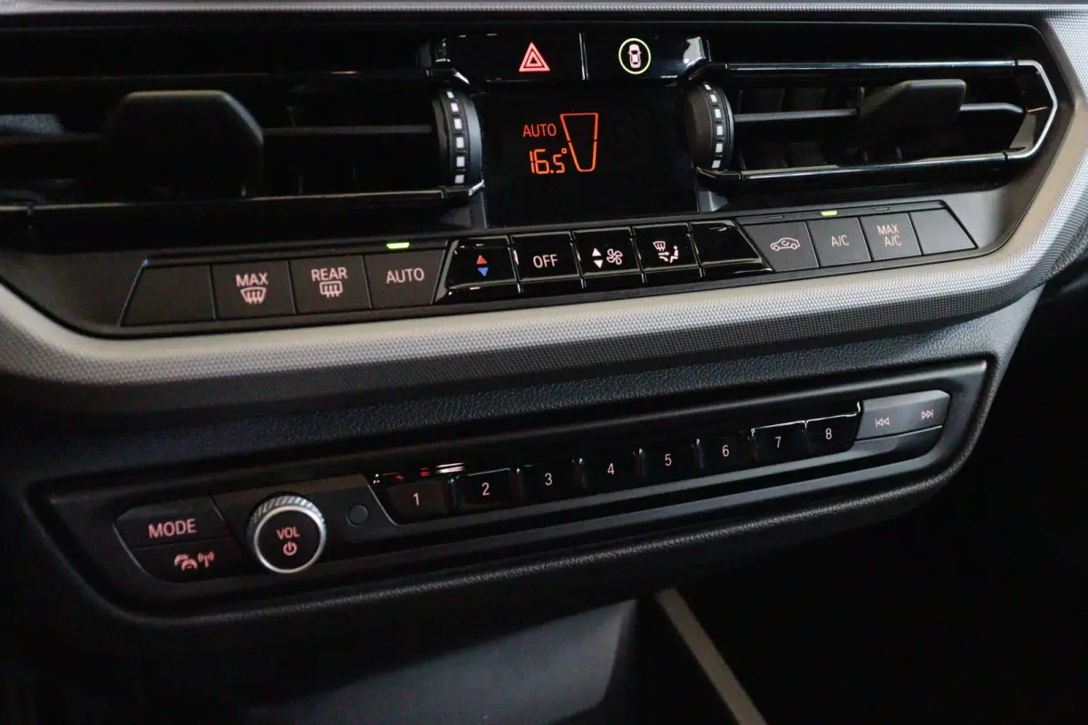 118i Introduction Edition Automaat | NAVI | CLIMA | CAMERA + PDC | CRUISE | HARMAN / KARDON AUDIO |