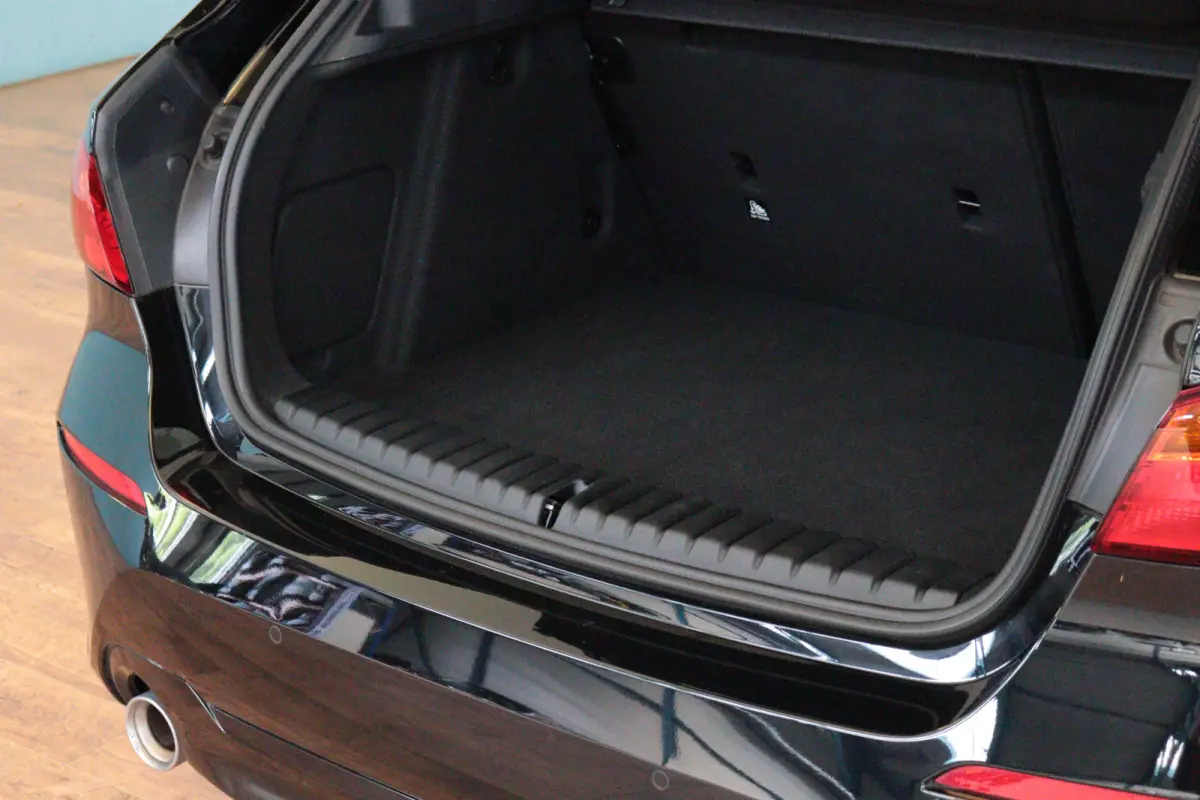 118i Introduction Edition Automaat | NAVI | CLIMA | CAMERA + PDC | CRUISE | HARMAN / KARDON AUDIO |