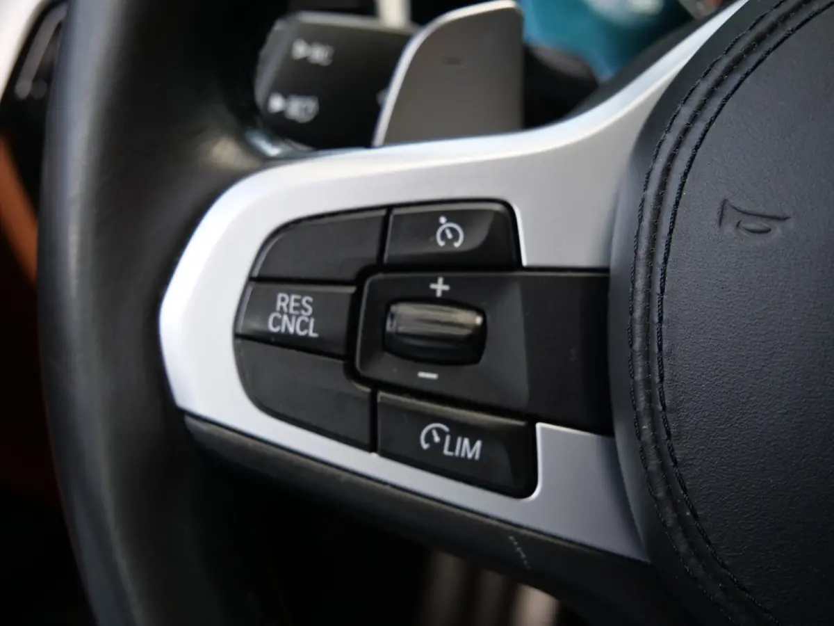 520i High Executive Edition 184 Pk automaat M-Sport / Pano-dak / Elek trekhaak / Camera