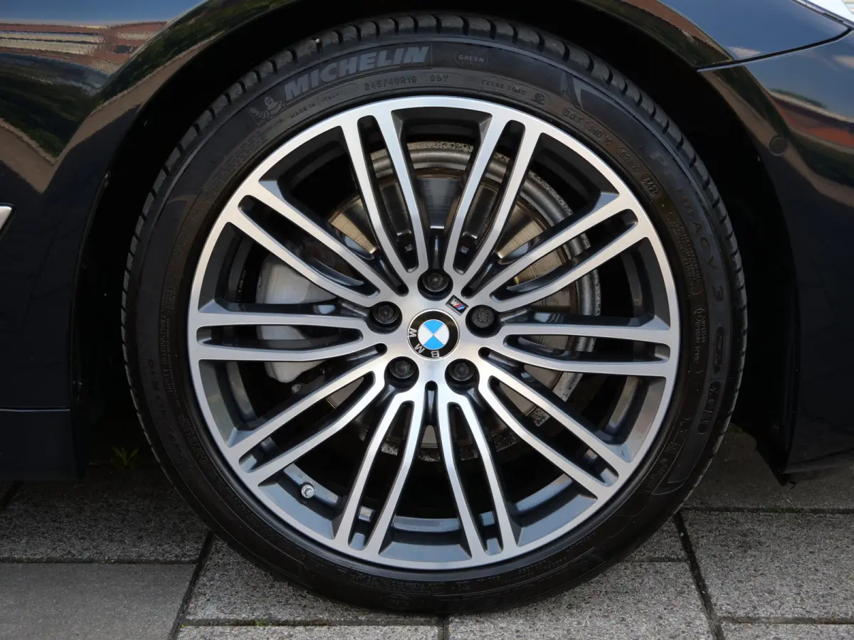 520i High Executive Edition 184 Pk automaat M-Sport / Pano-dak / Elek trekhaak / Camera