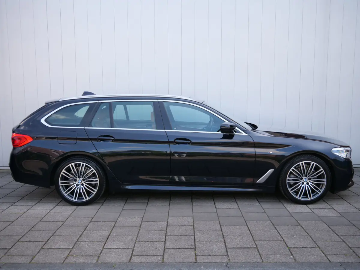 520i High Executive Edition 184 Pk automaat M-Sport / Pano-dak / Elek trekhaak / Camera
