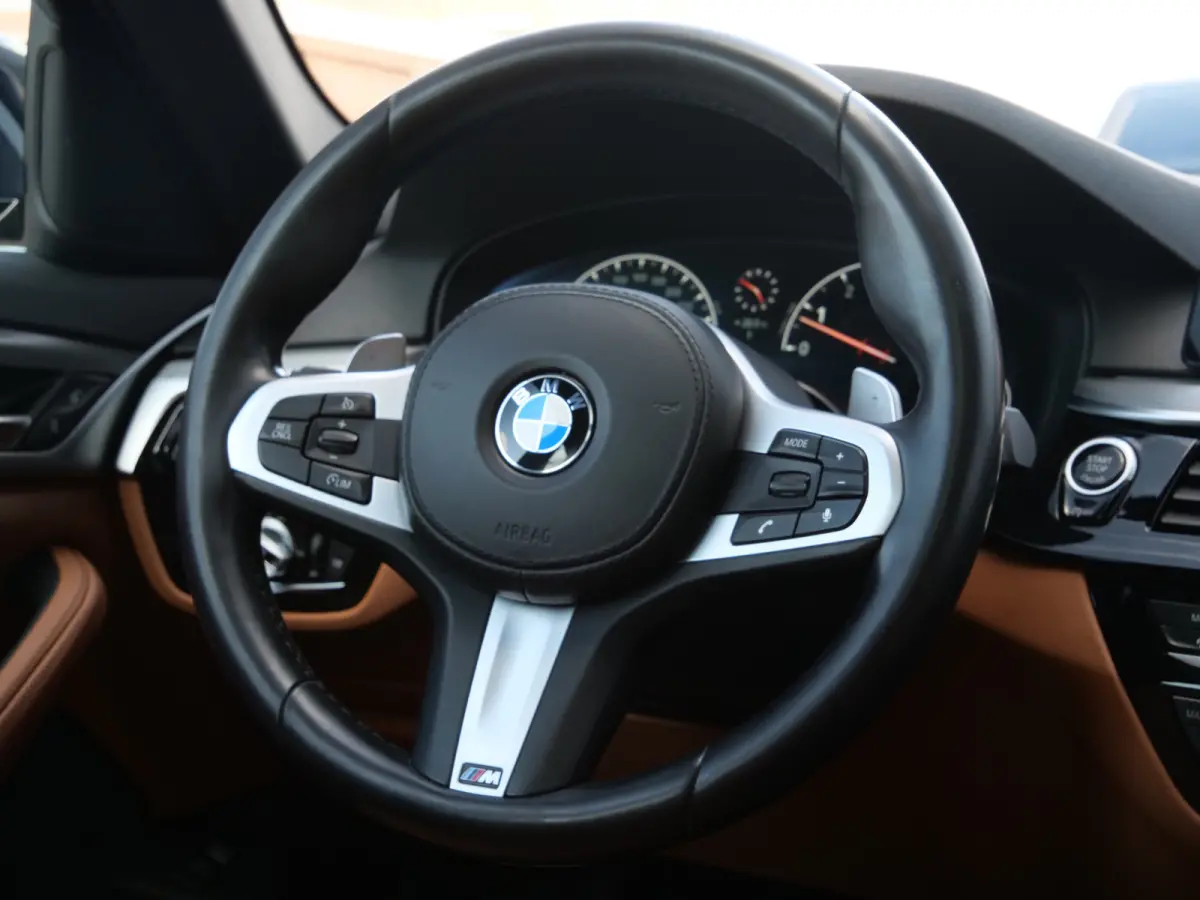 520i High Executive Edition 184 Pk automaat M-Sport / Pano-dak / Elek trekhaak / Camera