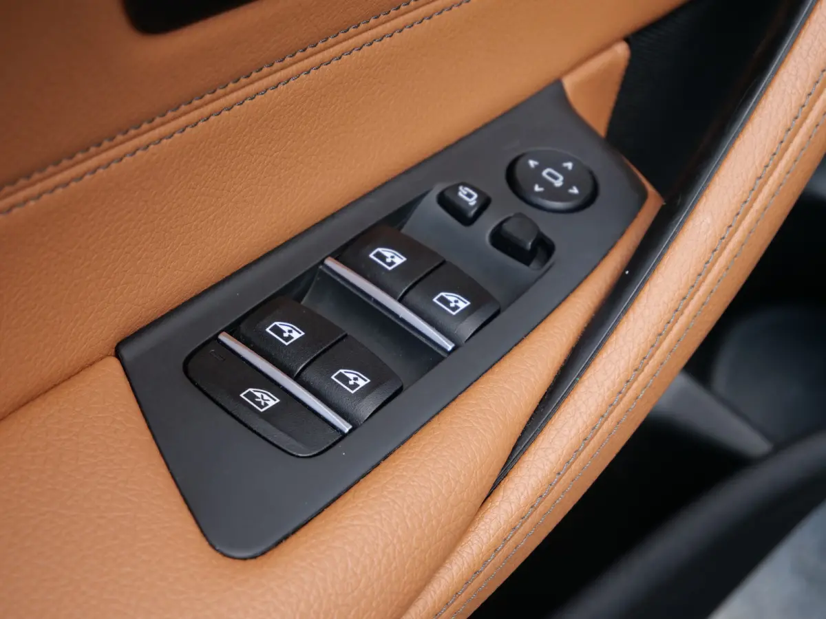 520i High Executive Edition 184 Pk automaat M-Sport / Pano-dak / Elek trekhaak / Camera
