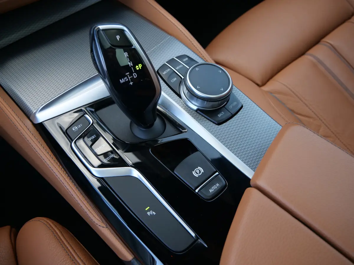 520i High Executive Edition 184 Pk automaat M-Sport / Pano-dak / Elek trekhaak / Camera