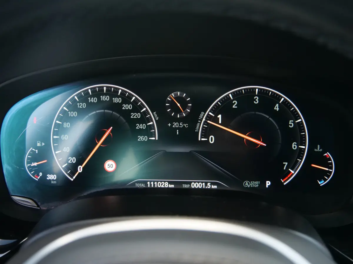 520i High Executive Edition 184 Pk automaat M-Sport / Pano-dak / Elek trekhaak / Camera