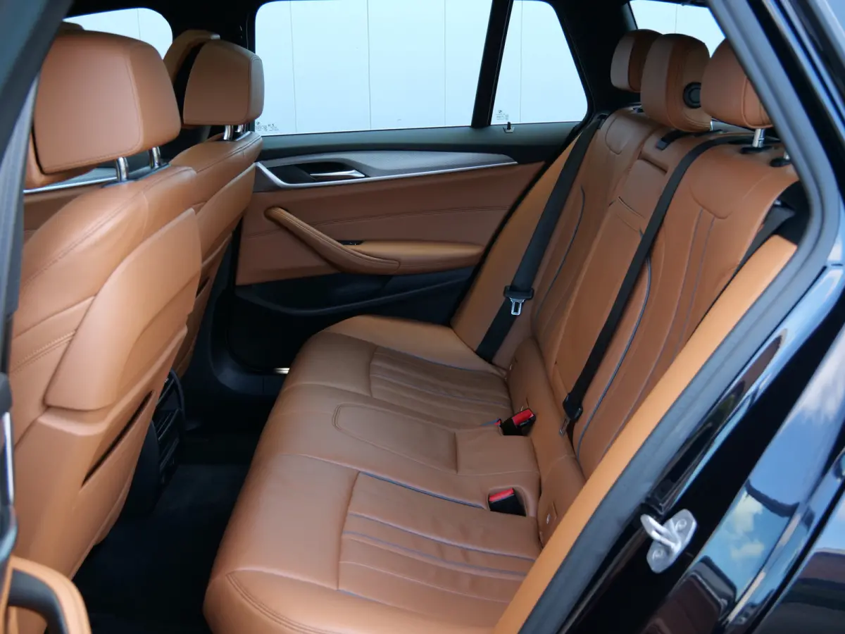 520i High Executive Edition 184 Pk automaat M-Sport / Pano-dak / Elek trekhaak / Camera