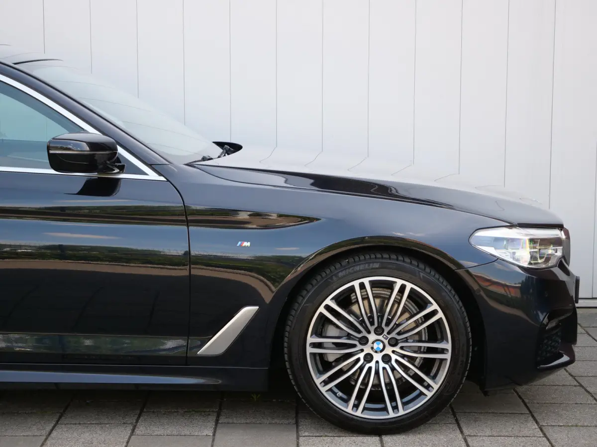 520i High Executive Edition 184 Pk automaat M-Sport / Pano-dak / Elek trekhaak / Camera