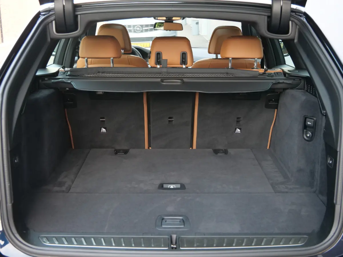 520i High Executive Edition 184 Pk automaat M-Sport / Pano-dak / Elek trekhaak / Camera