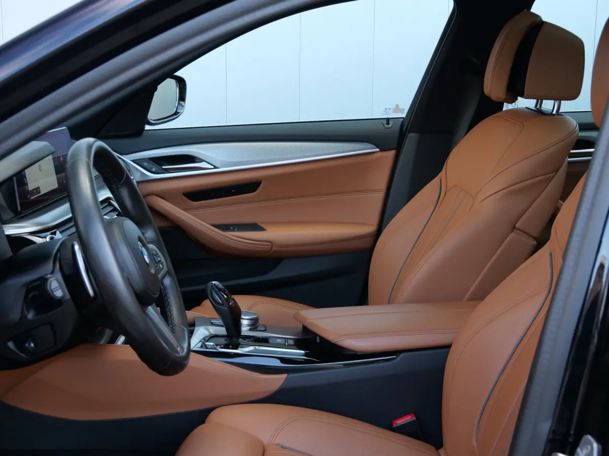 520i High Executive Edition 184 Pk automaat M-Sport / Pano-dak / Elek trekhaak / Camera