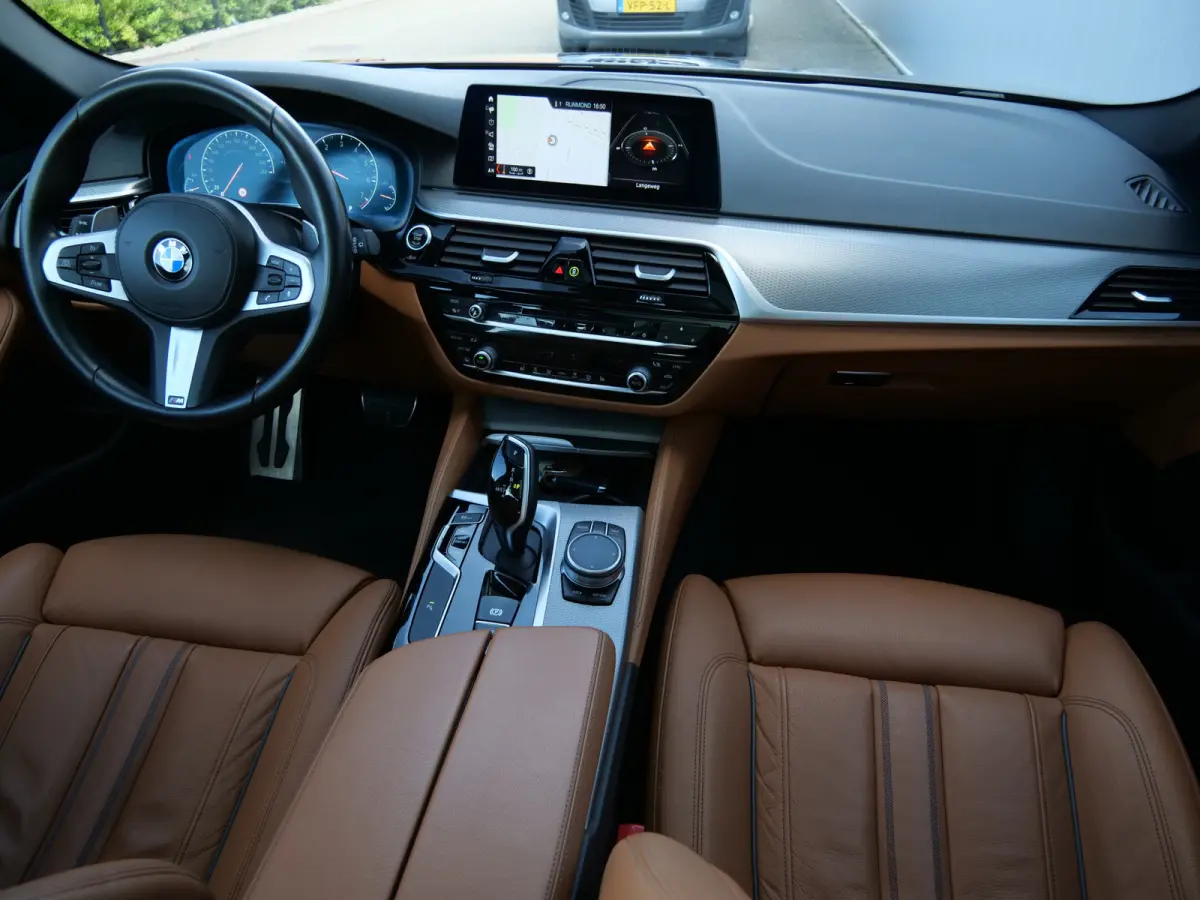 520i High Executive Edition 184 Pk automaat M-Sport / Pano-dak / Elek trekhaak / Camera