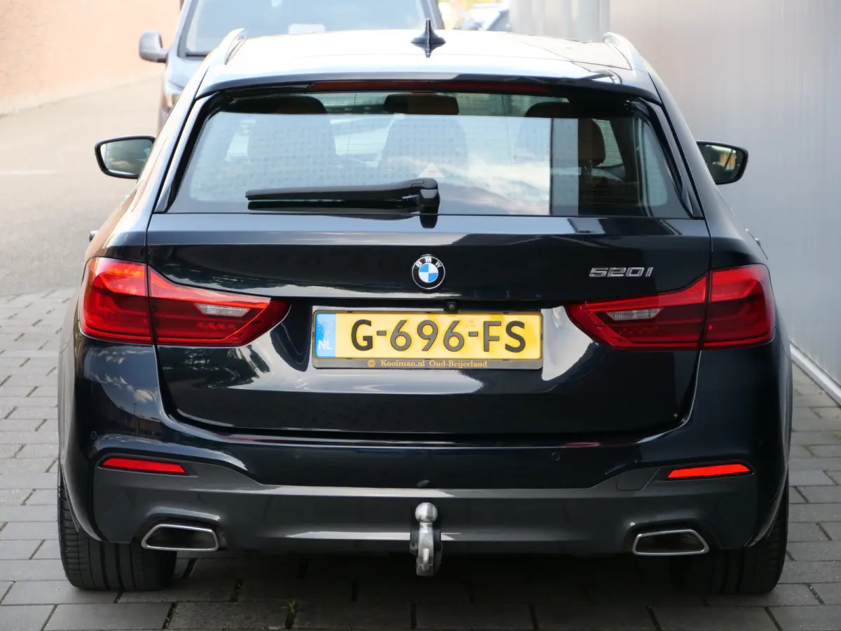 520i High Executive Edition 184 Pk automaat M-Sport / Pano-dak / Elek trekhaak / Camera
