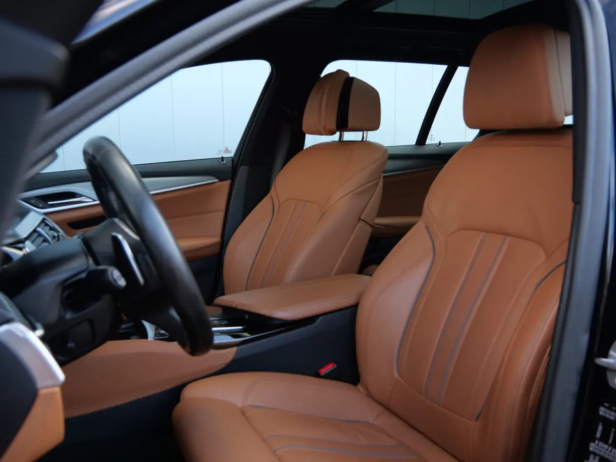 520i High Executive Edition 184 Pk automaat M-Sport / Pano-dak / Elek trekhaak / Camera