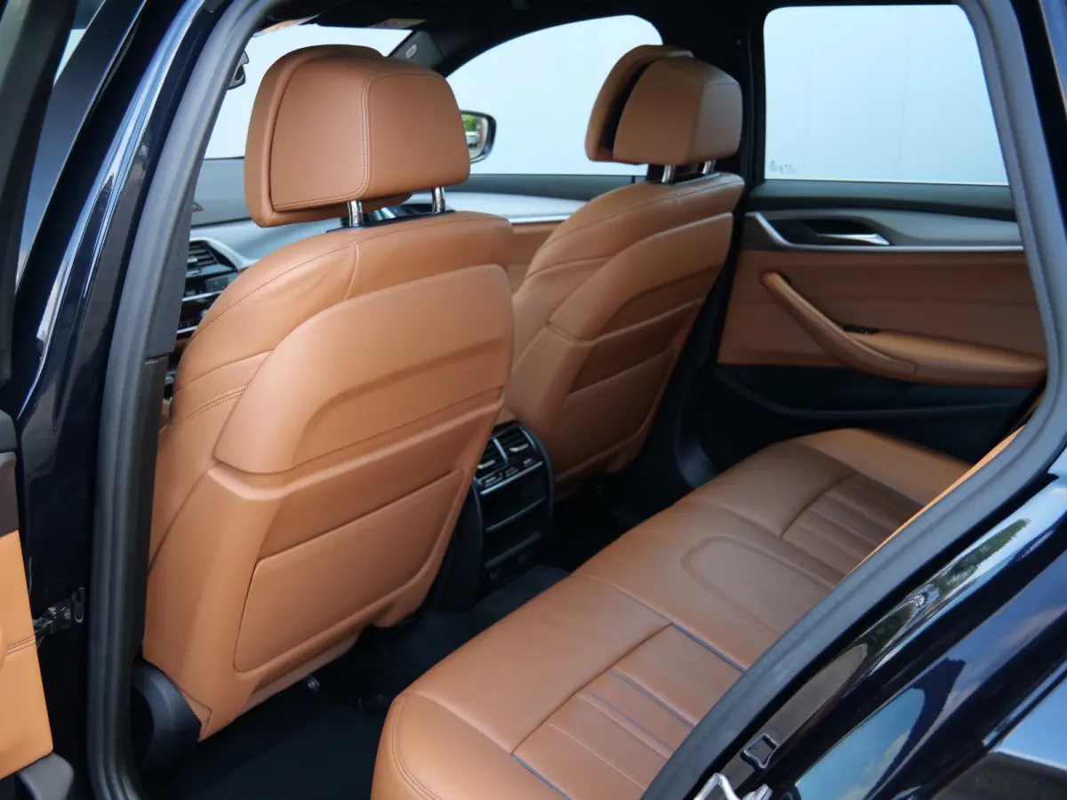 520i High Executive Edition 184 Pk automaat M-Sport / Pano-dak / Elek trekhaak / Camera