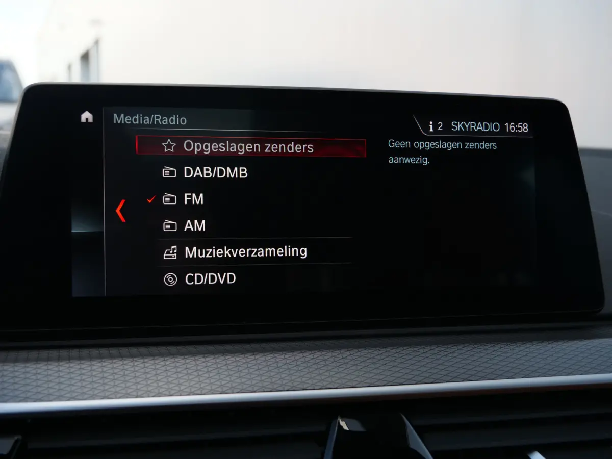 520i High Executive Edition 184 Pk automaat M-Sport / Pano-dak / Elek trekhaak / Camera