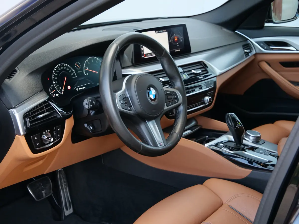 520i High Executive Edition 184 Pk automaat M-Sport / Pano-dak / Elek trekhaak / Camera