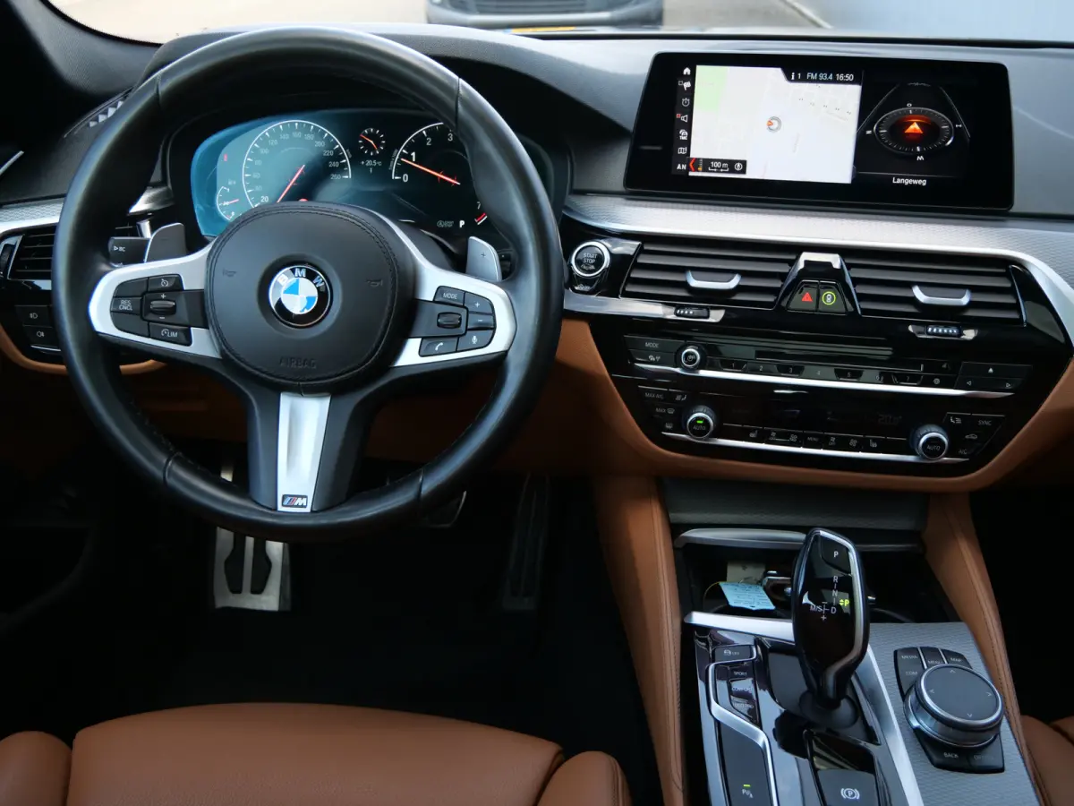 520i High Executive Edition 184 Pk automaat M-Sport / Pano-dak / Elek trekhaak / Camera