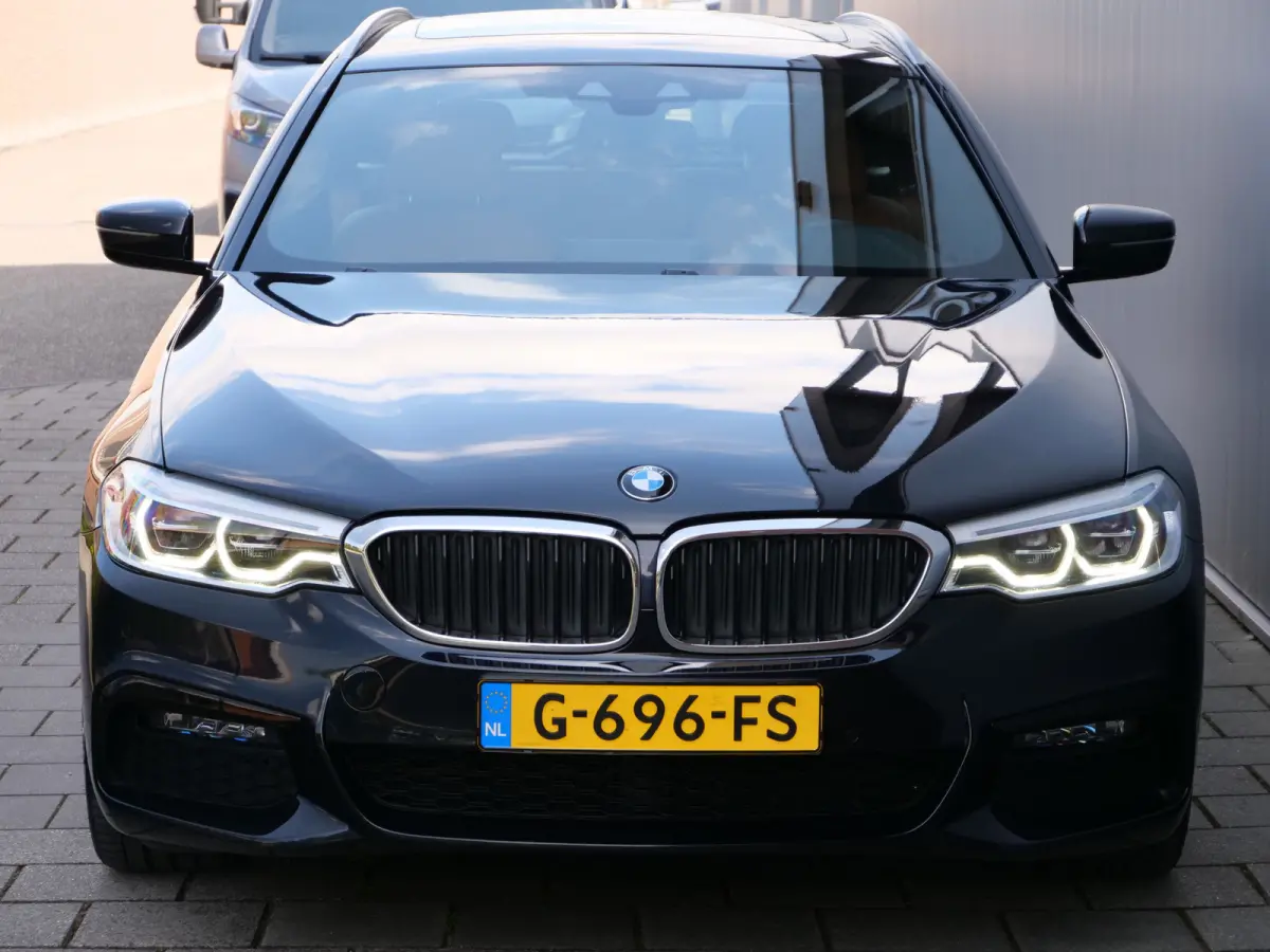520i High Executive Edition 184 Pk automaat M-Sport / Pano-dak / Elek trekhaak / Camera