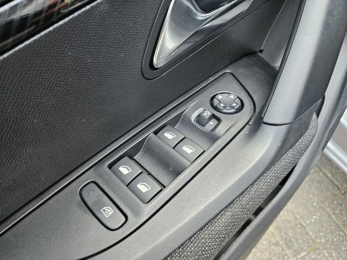 1.2 Hybrid 136 Style Carplay! LED! Automaat! Cruise Control! Mooie/Nette Auto!