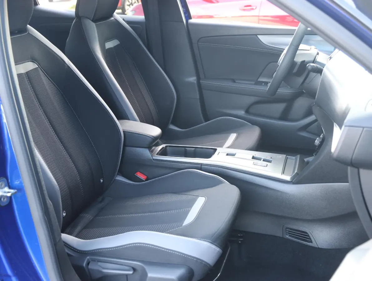 1.2 Turbo Hybrid GS 1ste Eigenaar | Stuurverwarming | FULL LED | Camera | Privacy Glass | AppleCarPlay/AndroidAuto | Navigatie | Keyless | Isofix |