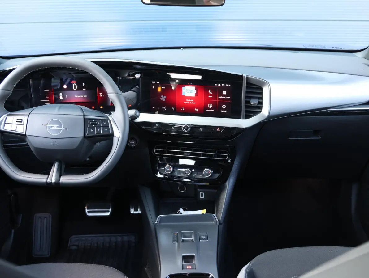 1.2 Turbo Hybrid GS 1ste Eigenaar | Stuurverwarming | FULL LED | Camera | Privacy Glass | AppleCarPlay/AndroidAuto | Navigatie | Keyless | Isofix |