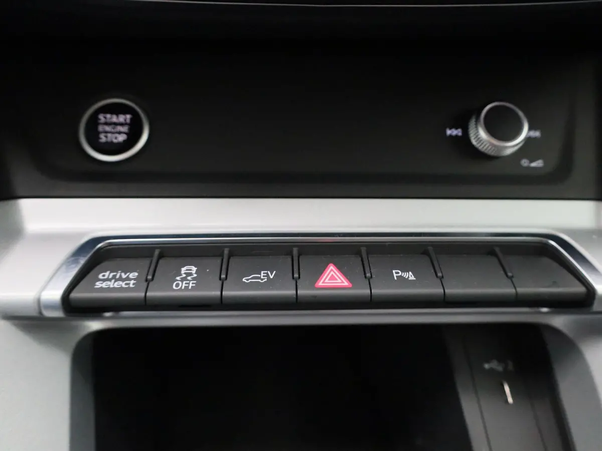 45 TFSI-e S tronic Bus. Ed. Attraction | ACHTERUITRIJCAMERA | ELEKTRISCHE KOFFERKLEP | STOELVERWARMING | LEDER | CLIMATE CONTROL | CRUISE CONTROL |