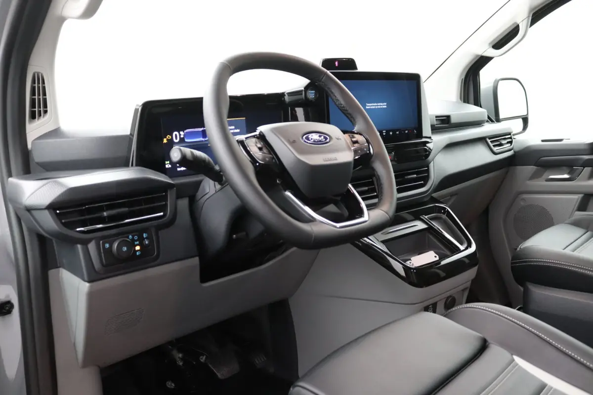 320 2.5 PHEV L2H1 Grey Platinum | 0.99% Financial Lease | Maxton | Leder | 17''' | Navigatie | 360 Camera | Adaptive Cruise | BLIS | LED | Striping | Dubbele Schuifdeur