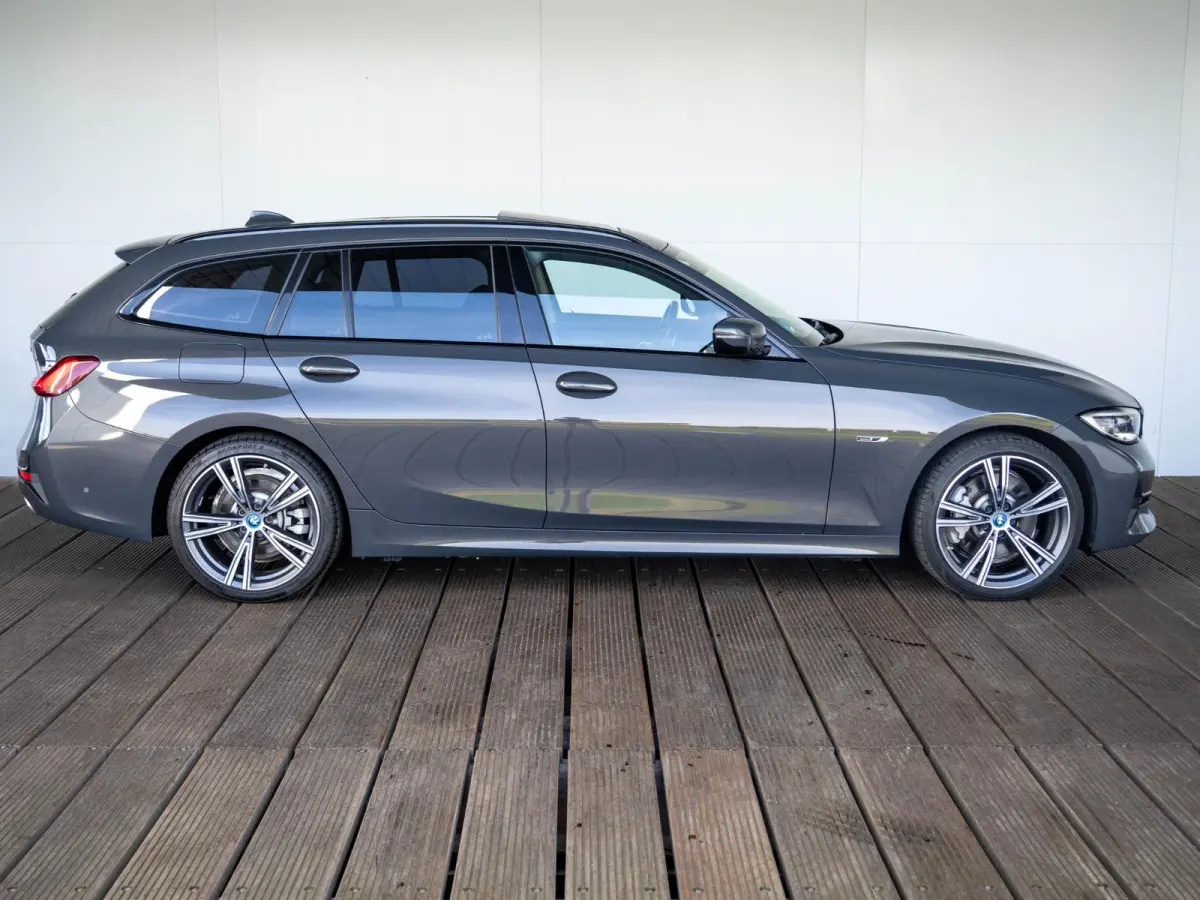 330e | Innovationspakket | Comfort Access | Achteruitrijcamera | Panoramadak | Stoelverwarming | Head-Up Display | 19''