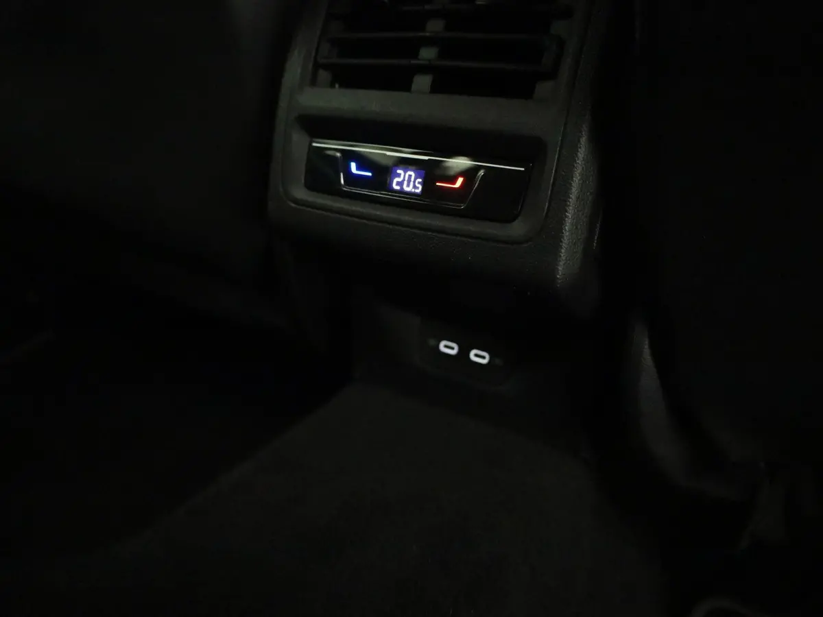 VIII 1.0 eTSI 81kW DSG Life | Automaat | Apple Carplay / Android Auto | Privacy Glass | Virtual Cockpit | Camera | LED Koplampen | Lichtmetalen Velgen |