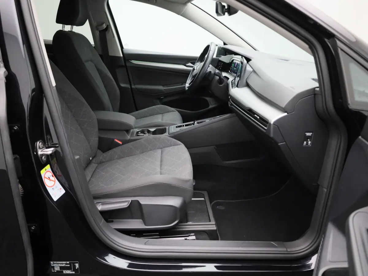 VIII 1.0 eTSI 81kW DSG Life | Automaat | Apple Carplay / Android Auto | Privacy Glass | Virtual Cockpit | Camera | LED Koplampen | Lichtmetalen Velgen |