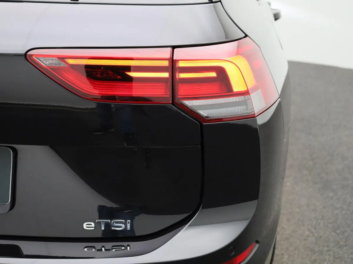 VIII 1.0 eTSI 81kW DSG Life | Automaat | Apple Carplay / Android Auto | Privacy Glass | Virtual Cockpit | Camera | LED Koplampen | Lichtmetalen Velgen |